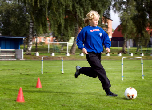 Tjejer, flickor tränar gemensamt. Handslaget