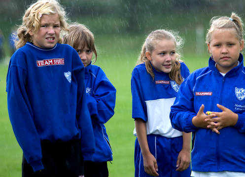 Tjejer, flickor tränar gemensamt. Handslaget