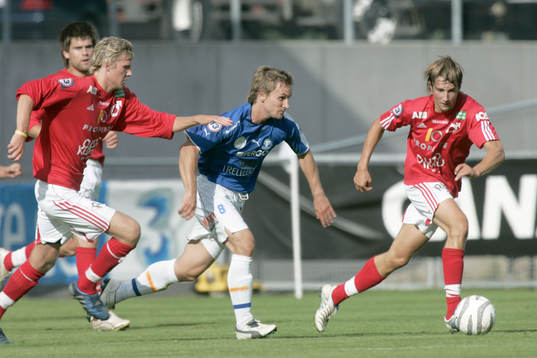 Jonas Bjurström, Trelleborg, tar sig fram mellan två