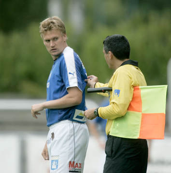 Emil Mårtensson, dras i tröjan av linjedomare