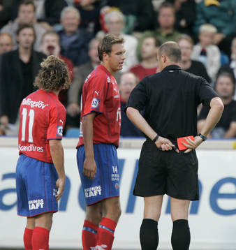 Andreas Granqvist och Peter Graulund diskuterar med domare.