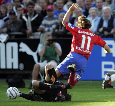 Bengt Andersson, IFK-målvakten, får Peter Graulund på