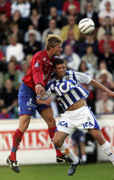 Fredrik Björck tar hand om IFK:s Marcus Berg, denna gång.