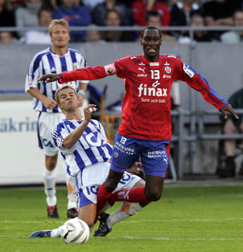 Niclas Alexandersson stoppar Atiba Hutchinson