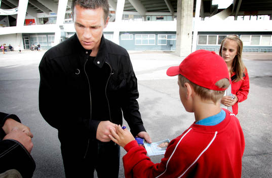 Patrik Andersson, Malmö, skriver autografer utanför