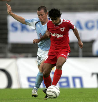 Adriano Pimenta, som gjorde 0-1, trycks i ryggen av Daniel