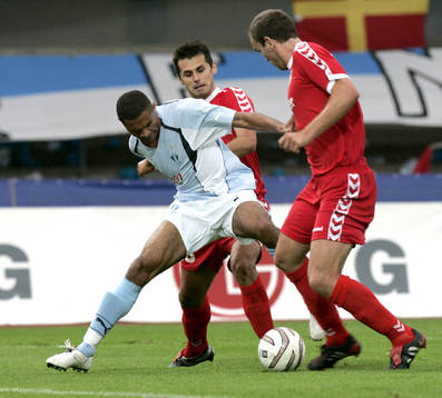 Afonso Alves mot två Thun-spelare, men inget mål