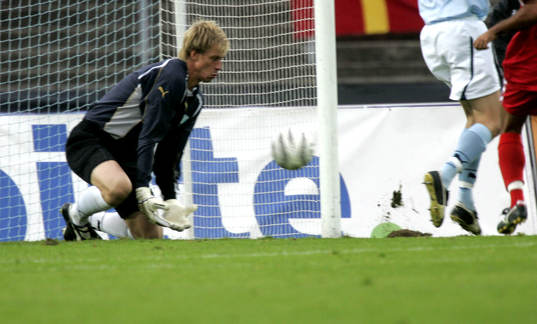 Mattias Asper försöker fånga bollen