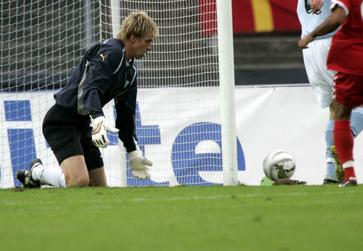Mattias Asper försöker fånga bollen