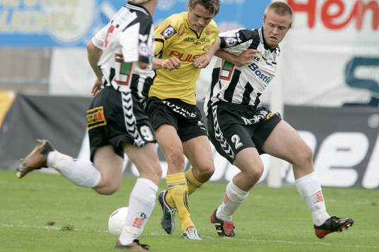 Joakim Sjöhage, Elfsborg, trängd av två