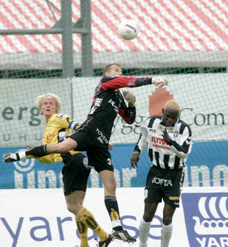 Johan Sjöberg bakom Håkan Svensson, målvakt, Elfsborg