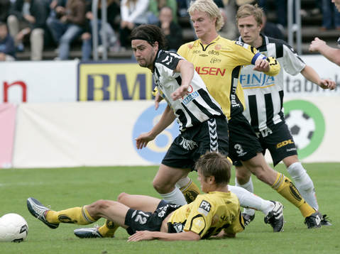Gustaf Andersson framför Johan Sjöberg och Joakim