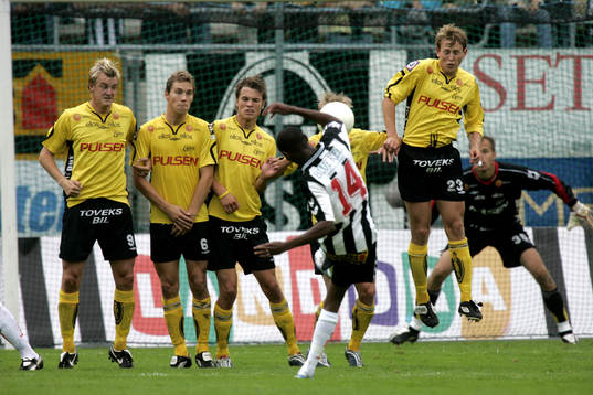2-0, frispark, Kevin Amuneke skruvar bollen förbi muren