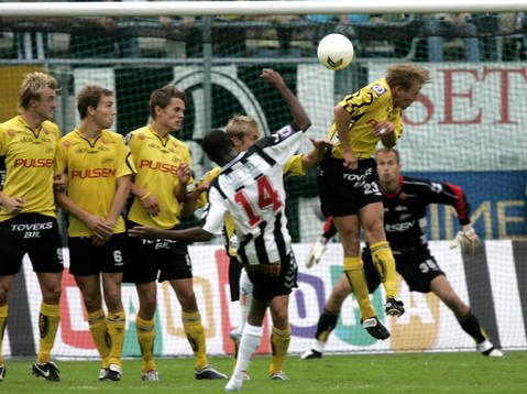 2-0, frispark, Kevin Amuneke skruvar bollen förbi muren
