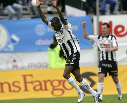 2-0, frispark, Kevin Amuneke skruvar bollen förbi muren