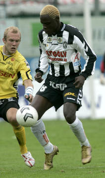 BoBo Bola, gjorde 3-0, med guldskor och guldhår