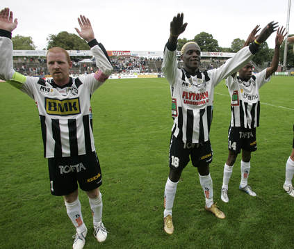 BoBo Bola, gjorde 3-0, med guldskor och guldhår. Här