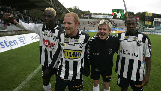 BoBo Bola, gjorde 3-0, med guldskor och guldhår. Här