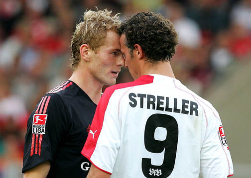 Lukas Sinkiewicz och Marco Streller, synar varandra