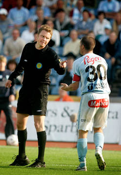Markus Strömbergsson, domare, säger till Daniel