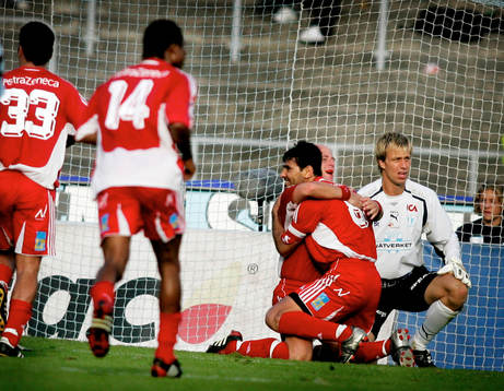 David Nordbeck, Assyriska , har nickat in 2-2. Jubel.