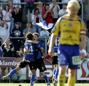 3-0, Yaw Preko fälls av Johan Andersson och straffen har
