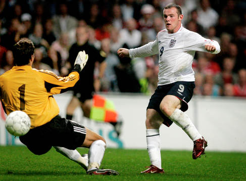 Wayne Rooney, England, gör mål bakom Thomas Sörensen,