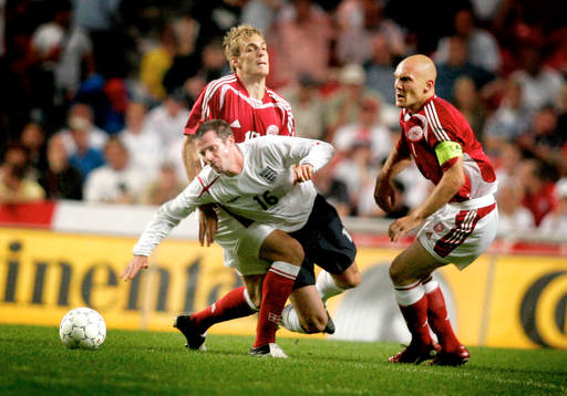 Jamie Carragher, England, stoppas av Thomas Gravesen och