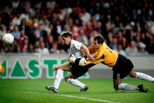 Michael Owen, England stoppas av Thomas Sörensen, målvakt