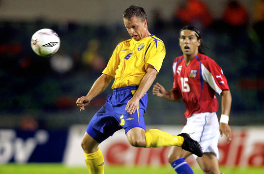 Tobias Linderoth med Milan Baros i ryggen
