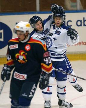 Magnus Hedlund avgör i sudden-death med 5-4 målet