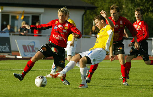 Mjällbys Daniel Nilsson först på bollen