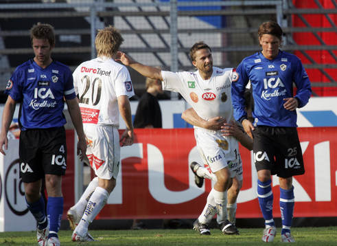 Straff, Mathias Woxlin sätter bollen bakom Conny Johansson