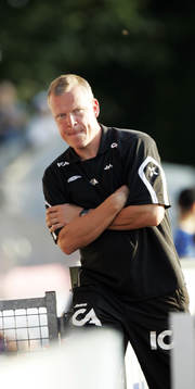 En bekymrad  Jan Andersson, tränare Halmstad, lämnar