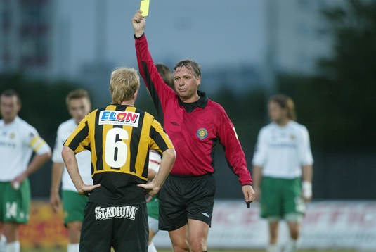 David Marek, Häcken får gult kort. Domare, varning
