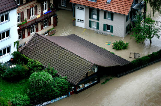 På grund av kraftiga regnväder har floden i Bern stigit