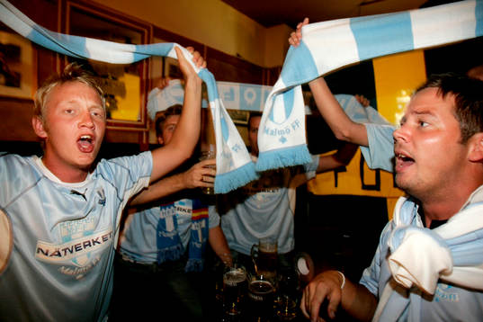 Tillresta MFF supportrar laddar upp på en Bar
