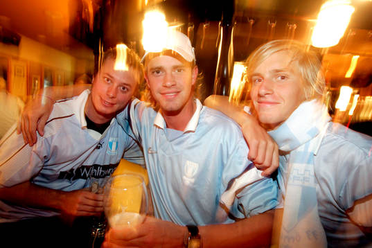 Tillresta MFF supportrar laddar upp på en Bar