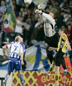 Håkan Svensson, målvakt, Elfsborg, boxar ut bollen