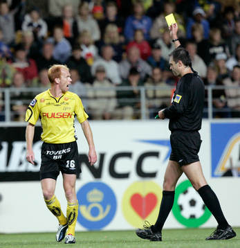 Magnus Samuelsson, Elfsborg, får gult kort av domare