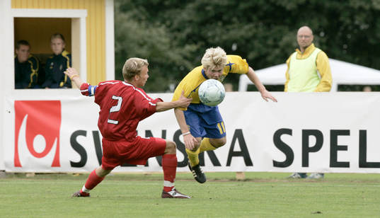 Jesper Otterstedt hålls fast, faller