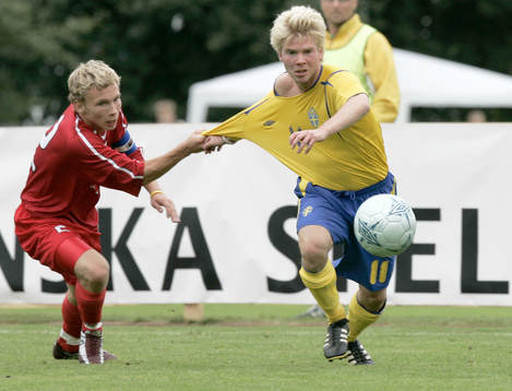 Jesper Otterstedt, dras i tröjan. Tröjdragning