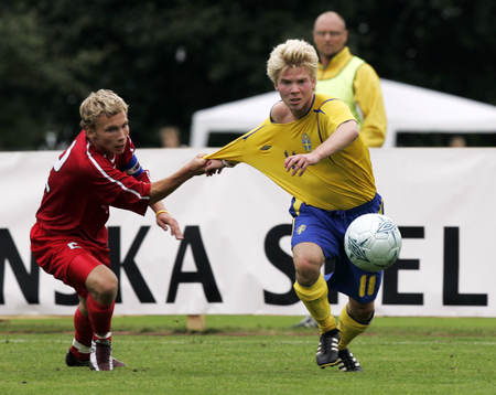 Jesper Otterstedt, IFK Göteborg, dras i tröjan av Norbert