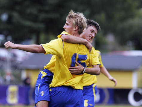 2-0 Axel Johansson (15), Brommapojkarna, som grattas av