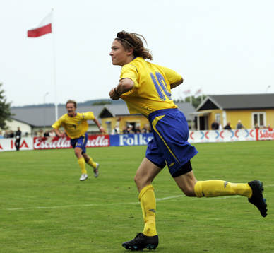 1-0, Albin Ekdal, Brommapojkarna,  har nickat in Sveriges