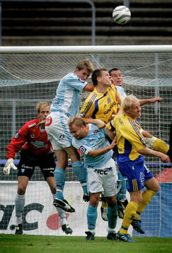 hårda tag framför Malmös målvakt Mattias Asper