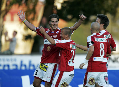 1-0, Fredrik Petersson, som grattas av lagkamraterna,