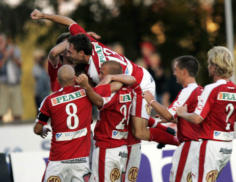 1-0, Fredrik Petersson, som grattas av lagkamraterna,