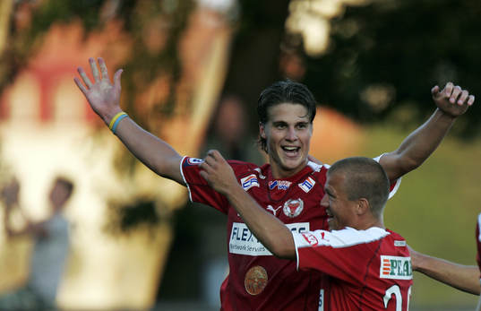 1-0, Fredrik Petersson, som grattas av lagkamraterna