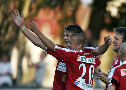 1-0, Fredrik Petersson, som grattas av lagkamraterna